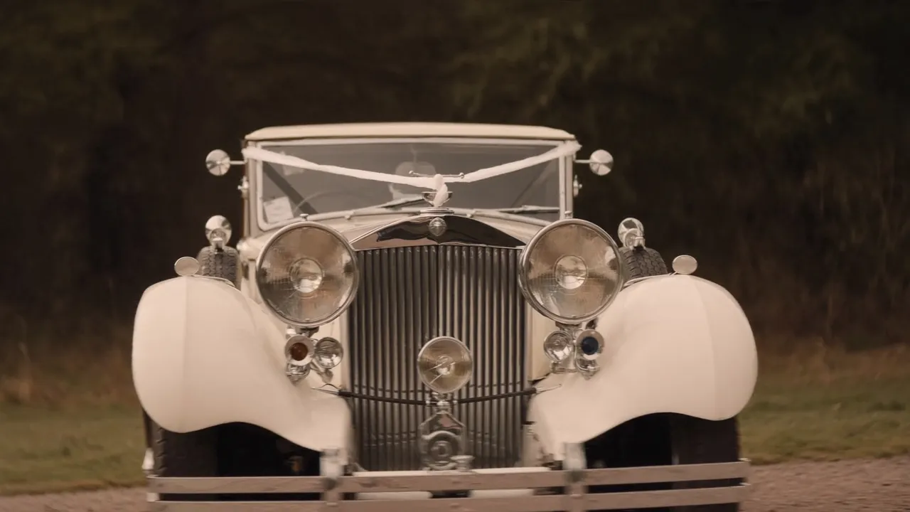 Wat kost trouwvervoer? Van klassieke trouwauto tot gastenbus